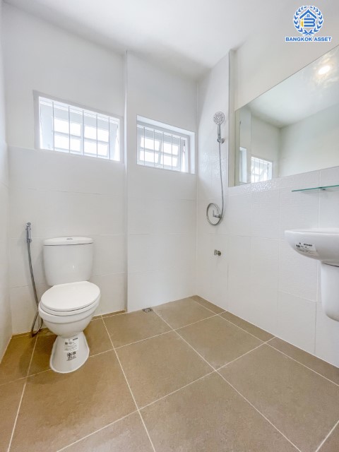 บ้านมือสองตกแต่งใหม่ ม.กฤษดานคร10 รัตนาธิเบศร์-บางใหญ่ ราคาถูกที่สุดในย่านนี้ บนเนื้อที่ 20 ตร.ว. ฟังก์ชั่น 3 ห้องนอน 2 ห้องน้ำ ทำเลเยี่ยมติดถนนรัตนธิเบศร์ ห่างรถไฟฟ้า "สถานีสามแยกบางใหญ่" เพียง 200 เมตร ใกล้เซ็นทรัลเวสต์เกตเพียง 1 กม. และจุดขึ้นทางด่วน "กาญจนาภิเษก"